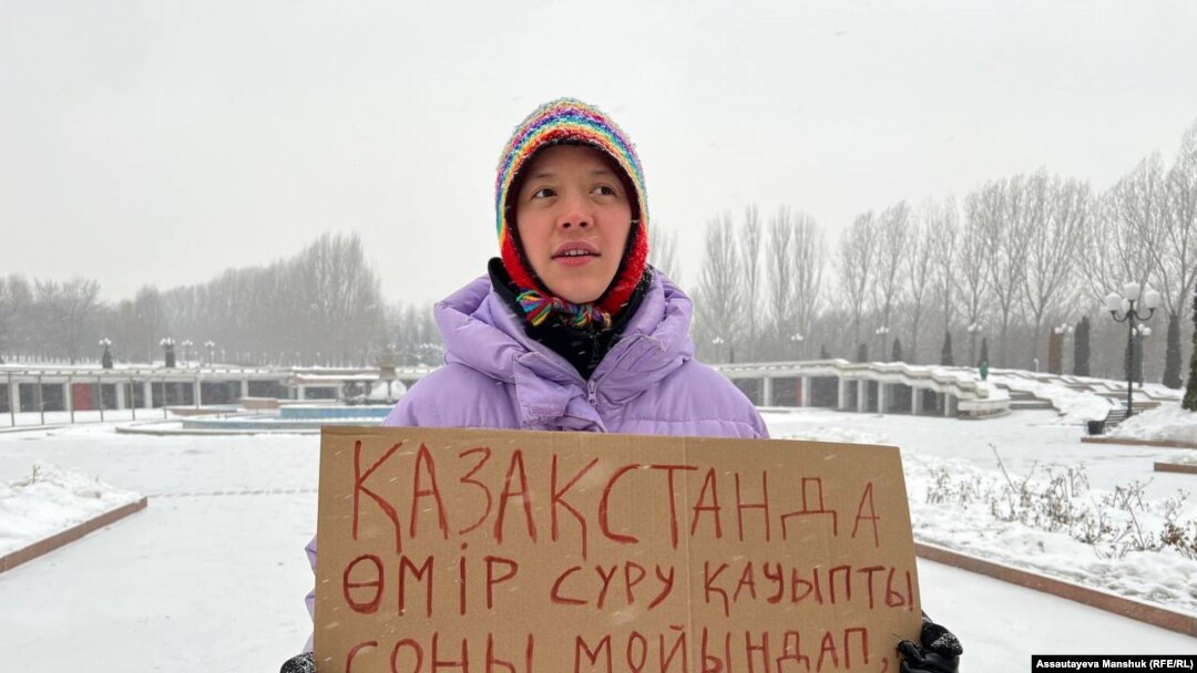 Гульбакыт Утебай проводит одиночный пикет в парке первого президента, призывая местные власти разрешить женский марш в Международный женский день. Алматы, 24 февраля 2024 года