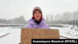 Гульбакыт Утебай проводит одиночный пикет в парке первого президента, призывая местные власти разрешить женский марш в Международный женский день. Алматы, 24 февраля 2024 года