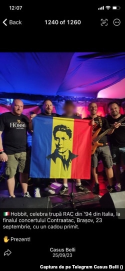 Trupa italiană Hobbit a plecat de la evenimentul de lansare a platformei naționaliste cu un steag al României pe care era imprimat Corneliu Zelea Codreanu.