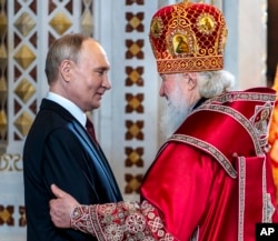Patrijarh Ruske pravoslavne crkve Kiril pozdravlja ruskog predsjednika Vladimira Putina, Moskva, 5. maj 2024.