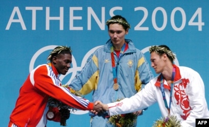 Кеңседегі жалаңаш жұмысшылар