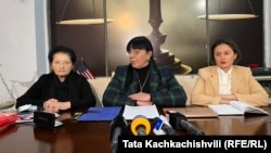 მარცხნიდან: მაგული ჩხობაძე უფლებადამცველებთან ერთად 