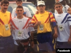 Costel Corduneanu (al doilea din stânga), alături de alți sportivi români, la o competiție sportivă din anii '90.