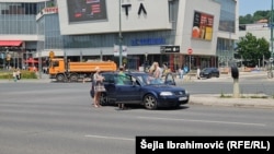 Građani su izašli iz automobila kako bi odali počast žrtvama srebreničkog genocida.