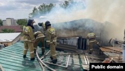 Пожарные тушат возгорание одного из домов по улице Закирова в Оше. 7 юля 2024 год.