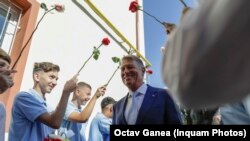 Înainte de a fi primar al Sibiului și președinte al României, Klaus Iohannis a predat Fizică și a fost inspector școlar.