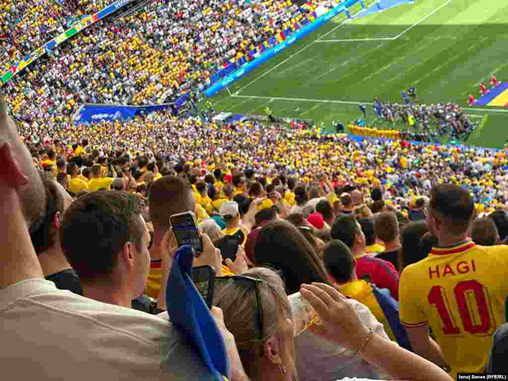 Estimările neoficiale arată că pe stadionul de la Munchen au fost 30.000 de români.&nbsp;