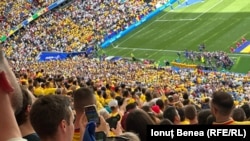 Cei mai mulți suporteri români au purtat tricouri galbene ale Naționalei de fotbal.