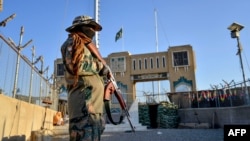 د افغانستان په سپين بولدک ولسوالۍ کې د طالبانو يو عسکر پهره کوي ـ پخوانی انځور