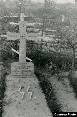 Конец под Бяково: могила Шальбурга с двумя крестами, 1942 год. (Национальный музей Дании)