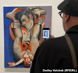 Эта картина Луиса Фратино, изображающая мужские роды, пользуется успехом у публики