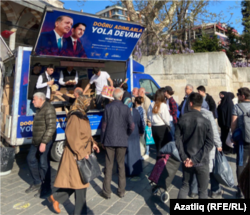 Эрдоган плакаты астында Истанбул мәйданнарының берсендә бушлай икмәк тарату