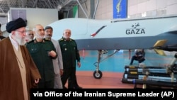 بازدید خامنه‌ای از یک نمایشگاه نظامی در حضور حسین سلامی، فرمانده کل سپاه