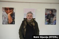 Nihad Kreševljaković, direktor festivala MESS, na izložbi "Priče žena s mora", 23. april 2024. Izložba je otvorena u sarajevskoj galeriji Preporod i bit će postavljena do 9. maja.