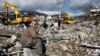 Жена на фона на разрушенията в Газиантеп, Турция