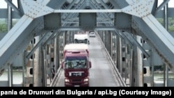 Podul de la Giurgiu-Ruse are o lungime de aproximativ 2 kilometri, jumătate pe teritoriul Bulgariei și jumătate pe cel românesc. Lucrările pe partea bulgărească vor începe marți 10 iulie și duce la restricționarea pe o bandă a circulației, pe anumite porțiuni.