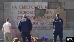 "Български народ". Това са единствените думи, които са останали незасегнати от протестната акция на 61-годишен мъж. Той е използвал чук, за да повреди плочите, върху които стои благодарствен надпис към Съветската армия на спорния паметник в центъра на София.