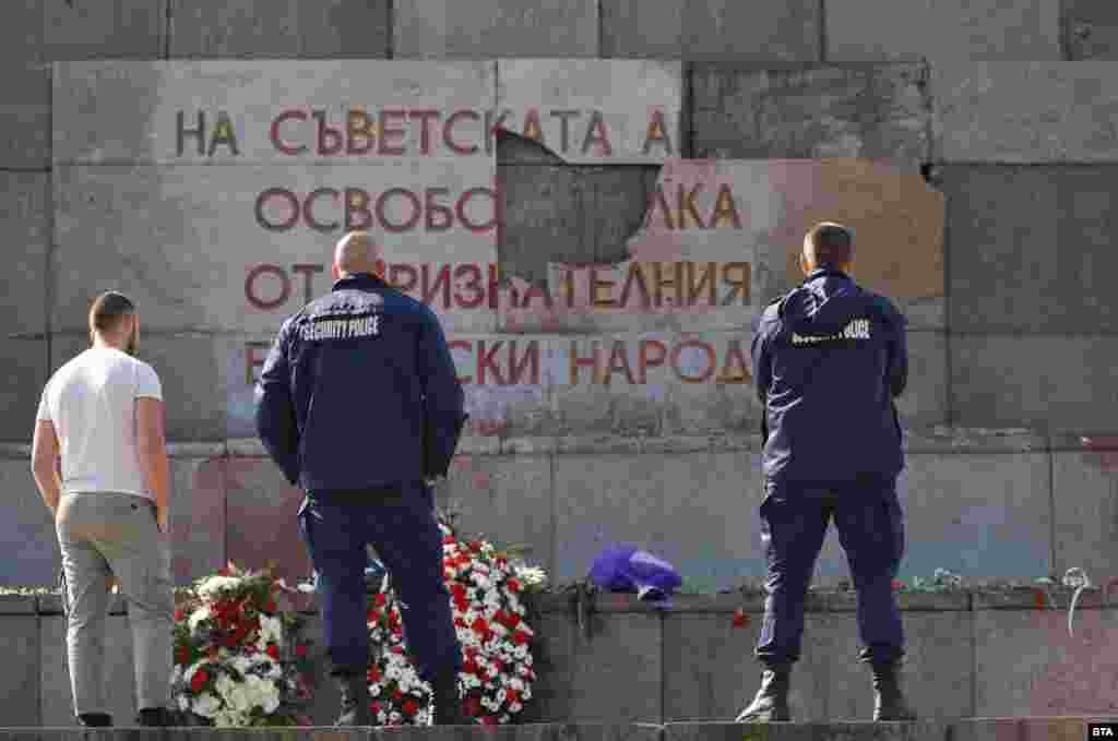 Deteriorarea gravă a monumentului a reaprins discuția în cadrul guvernului local din Sofia cu privire la oportunitatea de a păstra monumentul, adesea vandalizat. Multe alte țări europene au îndepărtat monumentele din epoca comunistă pe fondul invaziei actuale a Kremlinului în Ucraina.