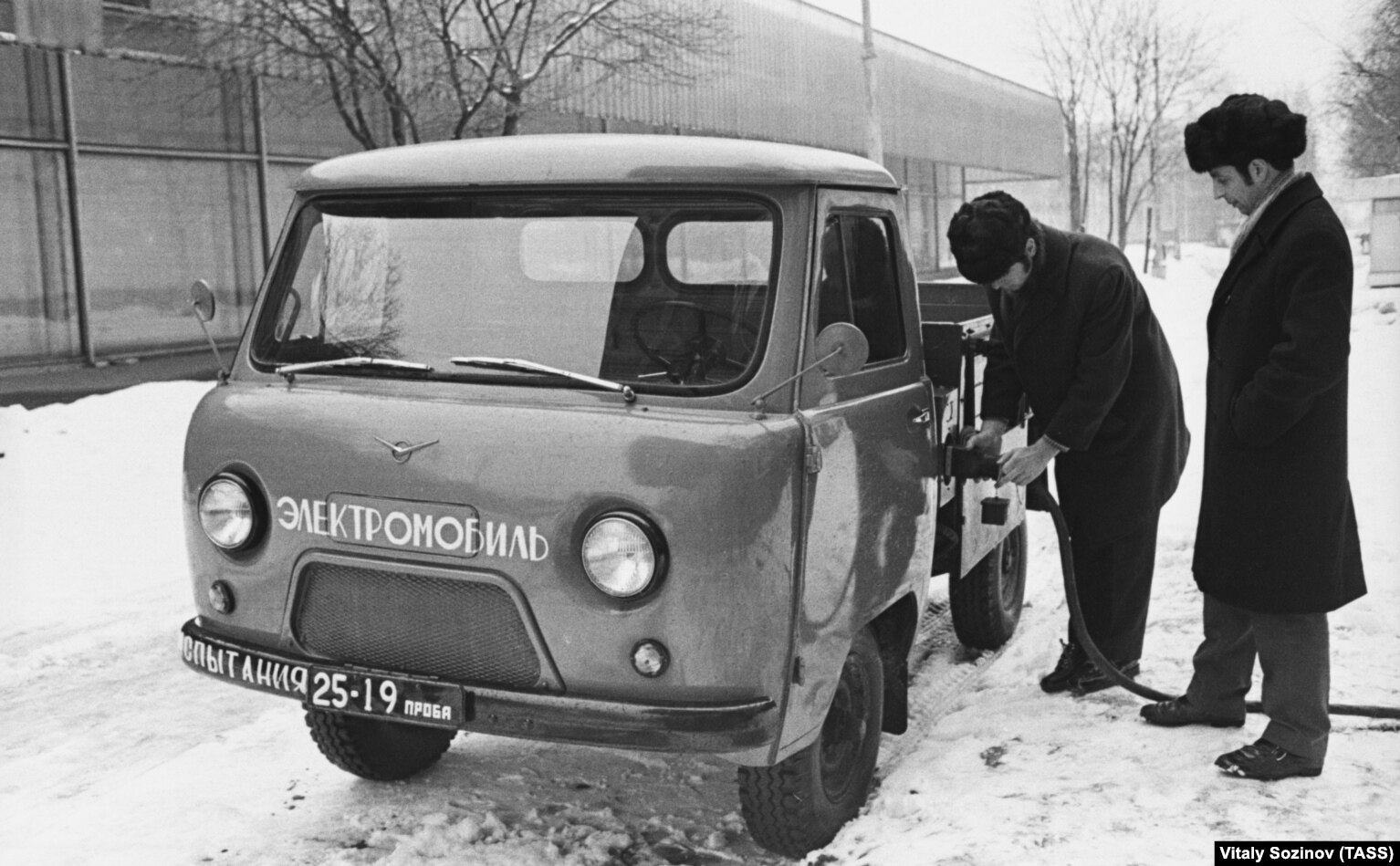 Shoferë sovjetikë lidhin një "elektromobil" në shasinë e një kamioni UAZ më 1974.