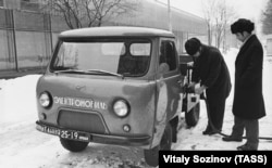 Sovjetski test-vozači priključuju "elektromobil" zasnovan na šasiji kamiona UAZ 1974. godine.