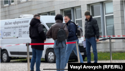 Українські чоловіки біля паспортного сервісу в Мюнхені, Німеччина