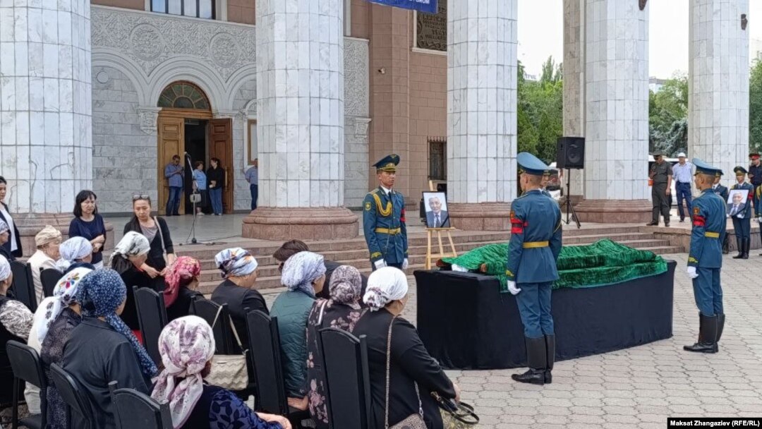 Эл жазуучусу Самсак Станалиев менен коштошуу зыйнаты.