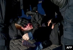 Полицейские задерживают мужчину после призывов протестовать против «частичной» мобилизации, объявленной президентом России. Санкт-Петербург, 24 сентября 2022 года