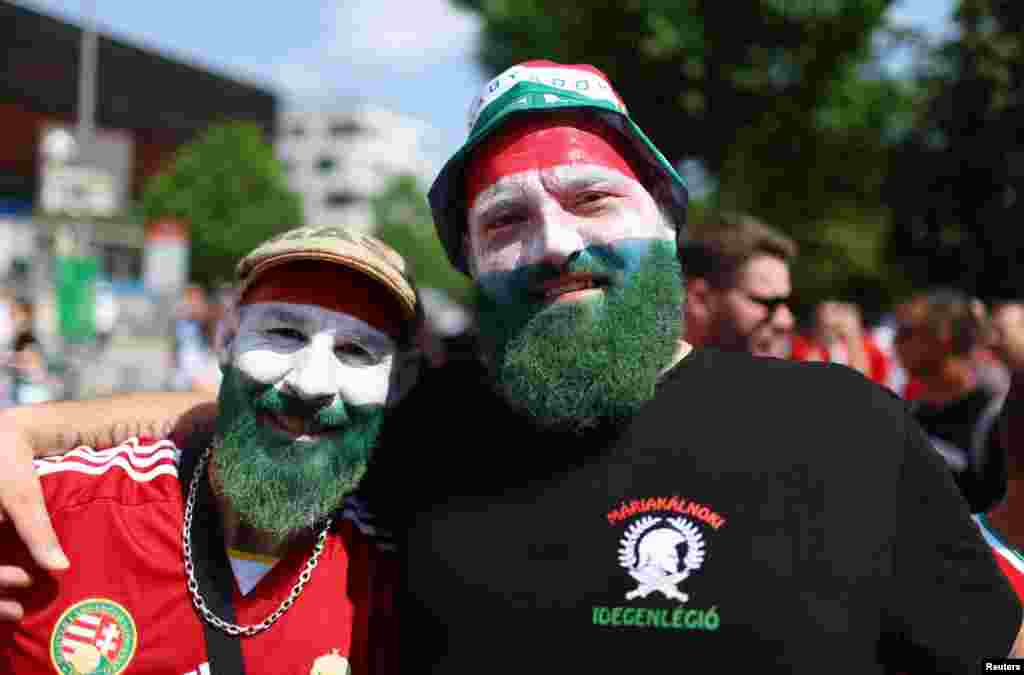 Tifozët hungarezë me fytyra të ngjyrosura u fotografuan duke hyrë në stadium për të ndjekur ndeshjen ndërmjet Gjermanisë dhe Hungarisë.