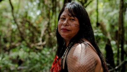 Млада жена от коренното бразилско население на Амазонка Толкова смела