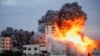 Дим і полум'я здіймаються у місті Газі після того, як ізраїльські війська, у відповідь на масовану атаку «Хамасу», завдаються ударів по об’єктах у Смузі Гази, 7 жовтня 2023 року