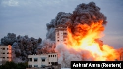 Дим і полум'я здіймаються у місті Газі після того, як ізраїльські війська, у відповідь на масовану атаку «Хамасу», завдаються ударів по об’єктах у Смузі Гази, 7 жовтня 2023 року