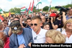 Peter Magyar campaigns in the village of Felcsut, Prime Minister Viktor Orban's hometown: "I suggest that before we start building a launchpad in Felcsut, we start small. Let's get to the level of Romania so we can have disinfectants in hospitals and soap in schools."