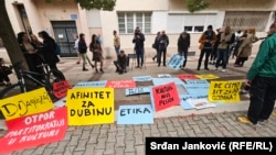 Umjetnici su razvili transparente ispred zgrade Vlade Crne Gore