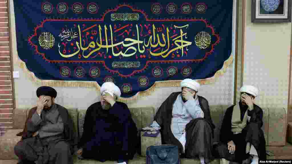 Исламские священнослужители у представительства Хаменеи в Наджафе выражают соболезнования в связи с гибелью Раиси и других погибших в результате крушения вертолета  