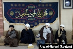 Иранские паломники-шииты в Ираке скорбят после получения известий о гибели Ибрахима Раиси. Наджаф, 20 мая 2024 года