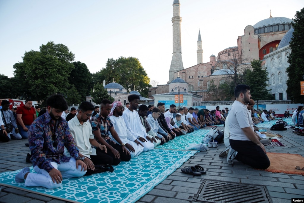 Besimtarët duke e falur namazin e Kurban Bajramit në Stamboll, Turqi, 16 qershor 2024.