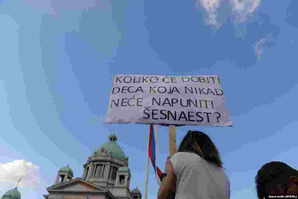 Plakat se refereirao na&nbsp;najavu vlasti da će majke za svu decu do 16 godina dobiti od države po 10.000 dinara, što je oko 85 eura.&nbsp;Protest protiv nasilja u Beogradu, 9. jun 2023.