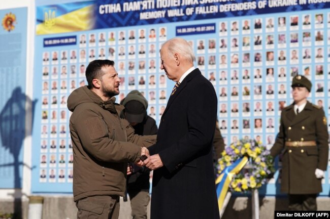 Президент України Володимир Зеленський і президент США Джо Байден (праворуч) під час вшанування загиблих українських воїнів у війні з Росією біля Стіни пам'яті. Київ, 20 лютого 2023 року