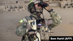 Российский солдат во время патрулирования возле сирийского города Даръа. Октябрь 2023 года