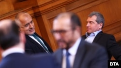 Лидерът на ГЕРБ Бойко Борисов и зам.-председателят на ИТН Тошко Йорданов в парламента.