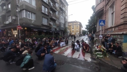 Десетки хора се събраха в понеделник на мирно шествие под