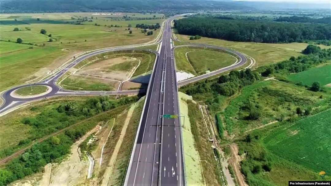 Ministerul Transporturilor și CNAIR au reziliat, în 2017 și 2019, contractele pentru loturile 2 și 3 din autostrada Lugoj-Deva (A1), încheiate cu un singur constructor. Acesta a obținut în procesele deschise la Curtea de Arbitraj de la Paris daune de peste 65 de milioane de euro.