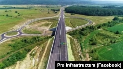 Ministerul Transporturilor și CNAIR au reziliat, în 2017 și 2019, contractele pentru loturile 2 și 3 din autostrada Lugoj-Deva (A1), încheiate cu un singur constructor. Acesta a obținut în procesele deschise la Curtea de Arbitraj de la Paris daune de peste 65 de milioane de euro.
