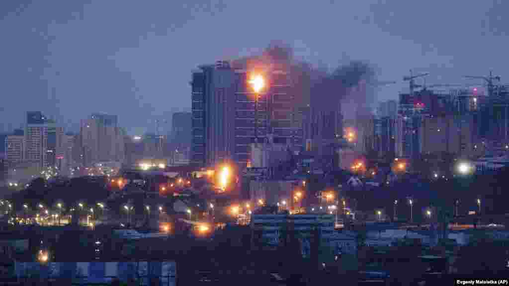 Egy lakóház felső emeletének látképe, amely a Kijevet érő orosz rakétatámadás után lángokban állt január 2-án.&nbsp;Volodimir Zelenszkij ukrán elnök közölte, hogy legalább öt ember meghalt és több százan megsebesültek az orosz hadsereg által január 2-án kilőtt rakéták és drónok sortüzében, amely Kijev szerint hasonló mértékű volt, mint a néhány nappal korábbi nagyszabású orosz támadás