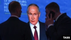 Во время выступления президента Владимира Путина на ПМЭФ-2023