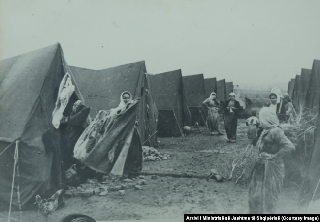Të mbijetuar të masakrave në Çamëri, fotografi e vitit 1946.