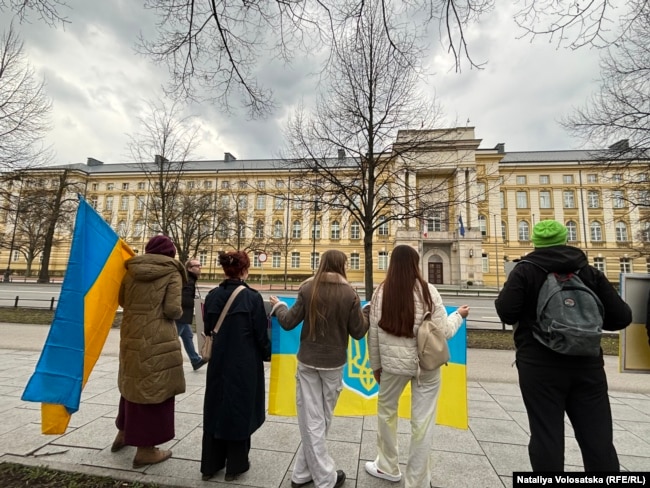 Пікет польських і українських активістів проти блокади кордону. Канцелярія премʼєра, Варшава, Польща, 23 березня 2024 року