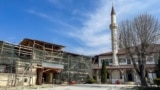 Büyük Han cami ögündeki saray meydanında zemaneviy töşeme taşını töşeyler. Bağçasaray, 2024 senesi mart ayı