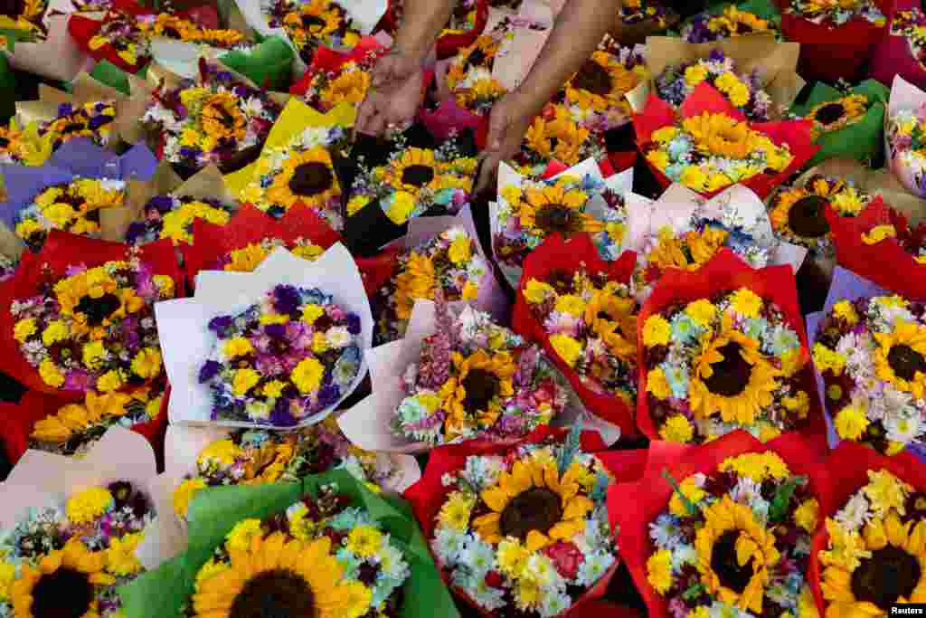 Prodavac postavlja buket cvijeća uoči Dana zaljubljenih na Dangwa Flower Market u Manili, Filipini, 13. februara 2024.