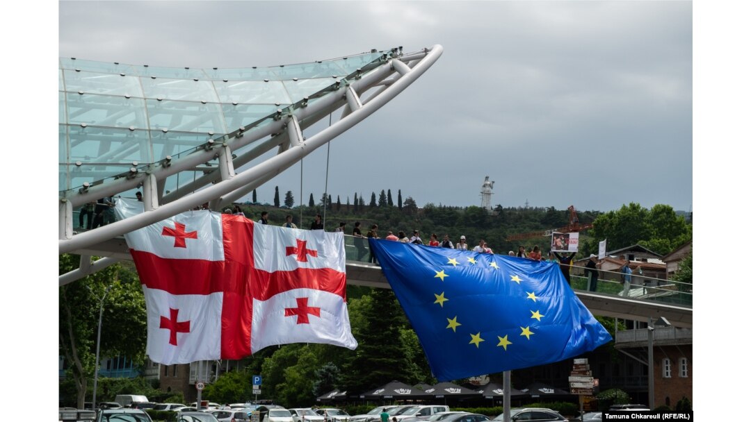 Ljudi drže zastave EU i Gruzije na mostu u Tbilisiju na dan nezavisnosti zemlje, 26. maja.
